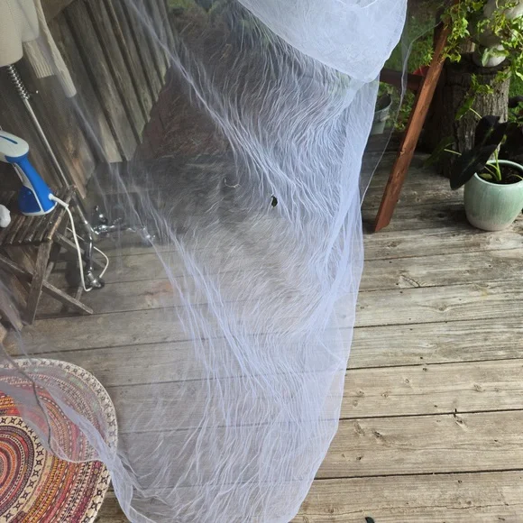 White Trailing Extra-long Tulle Veil - Picture 8 of 11